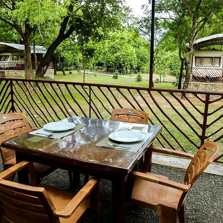 Malwathu Oya Caravan Park Bed and Breakfast Anuradhapura Exteriör bild