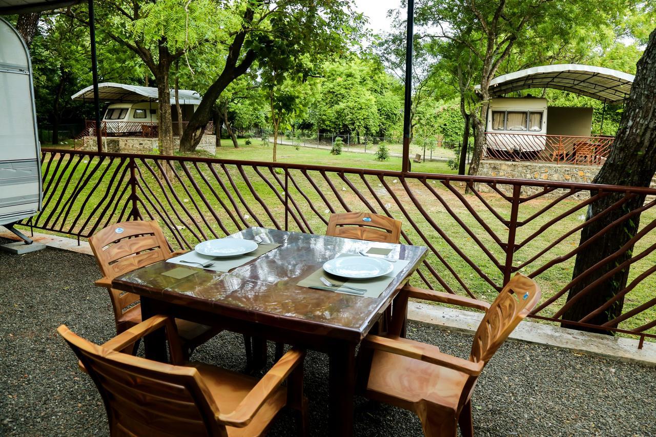 Malwathu Oya Caravan Park Bed and Breakfast Anuradhapura Exteriör bild