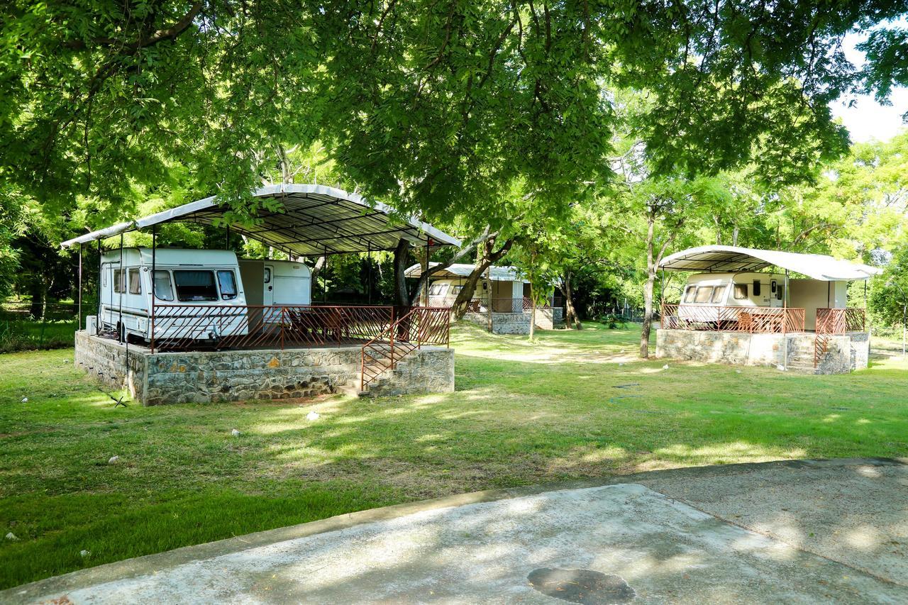 Malwathu Oya Caravan Park Bed and Breakfast Anuradhapura Exteriör bild