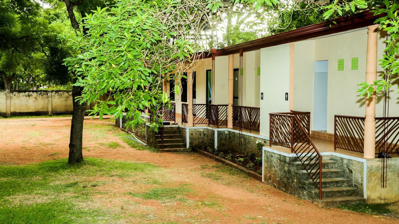 Malwathu Oya Caravan Park Bed and Breakfast Anuradhapura Exteriör bild