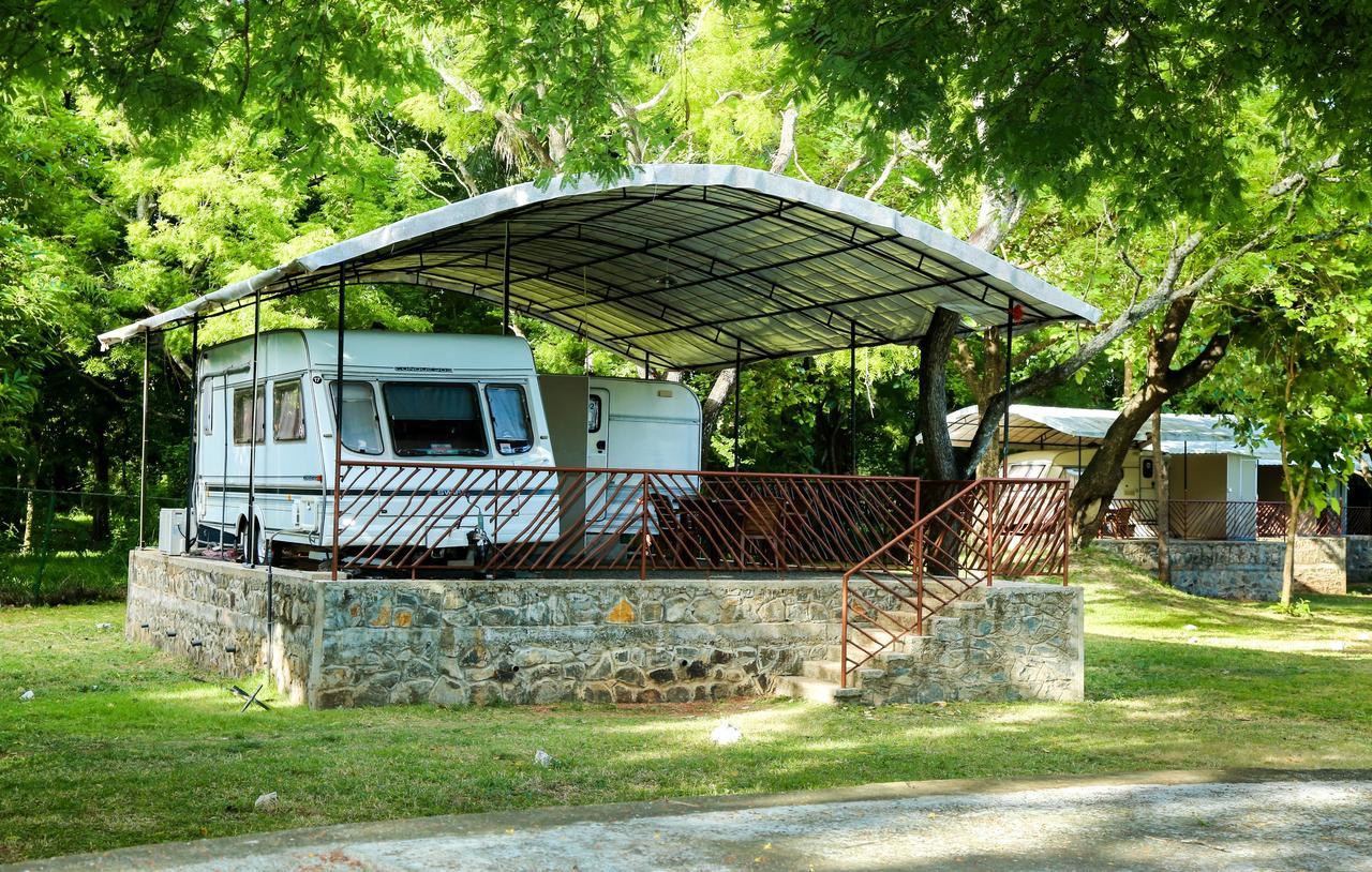 Malwathu Oya Caravan Park Bed and Breakfast Anuradhapura Exteriör bild