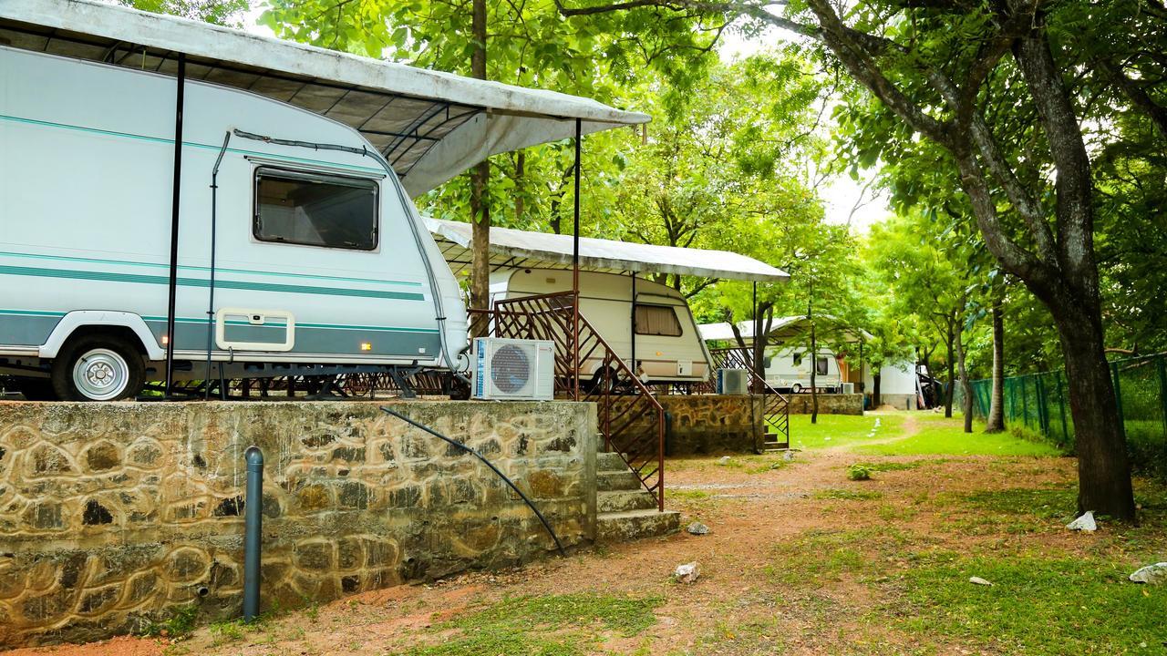 Malwathu Oya Caravan Park Bed and Breakfast Anuradhapura Exteriör bild