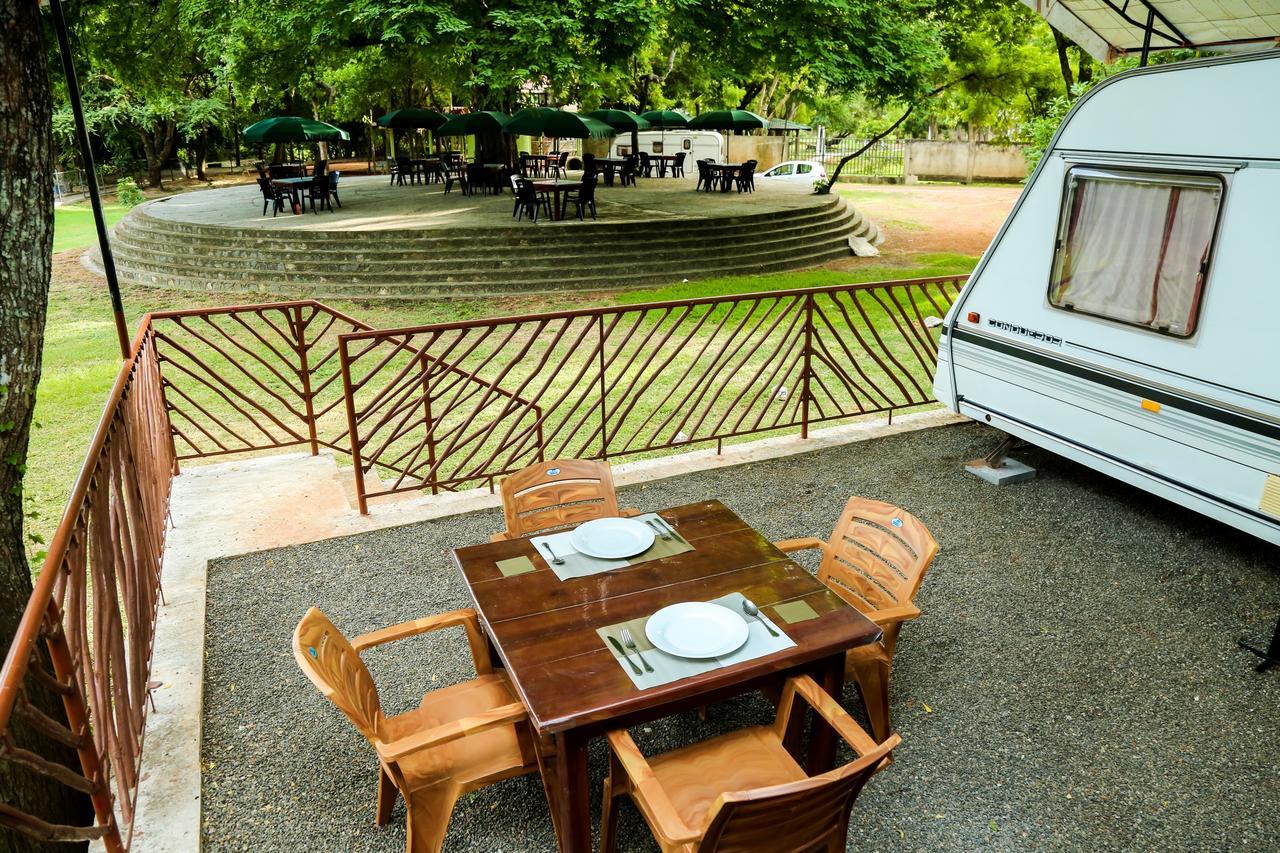 Malwathu Oya Caravan Park Bed and Breakfast Anuradhapura Exteriör bild