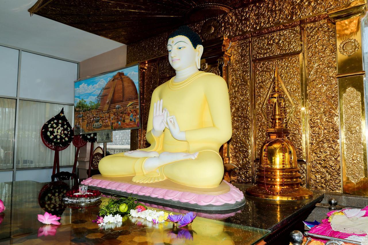 Malwathu Oya Caravan Park Bed and Breakfast Anuradhapura Exteriör bild