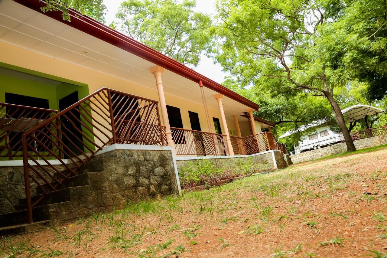 Malwathu Oya Caravan Park Bed and Breakfast Anuradhapura Exteriör bild