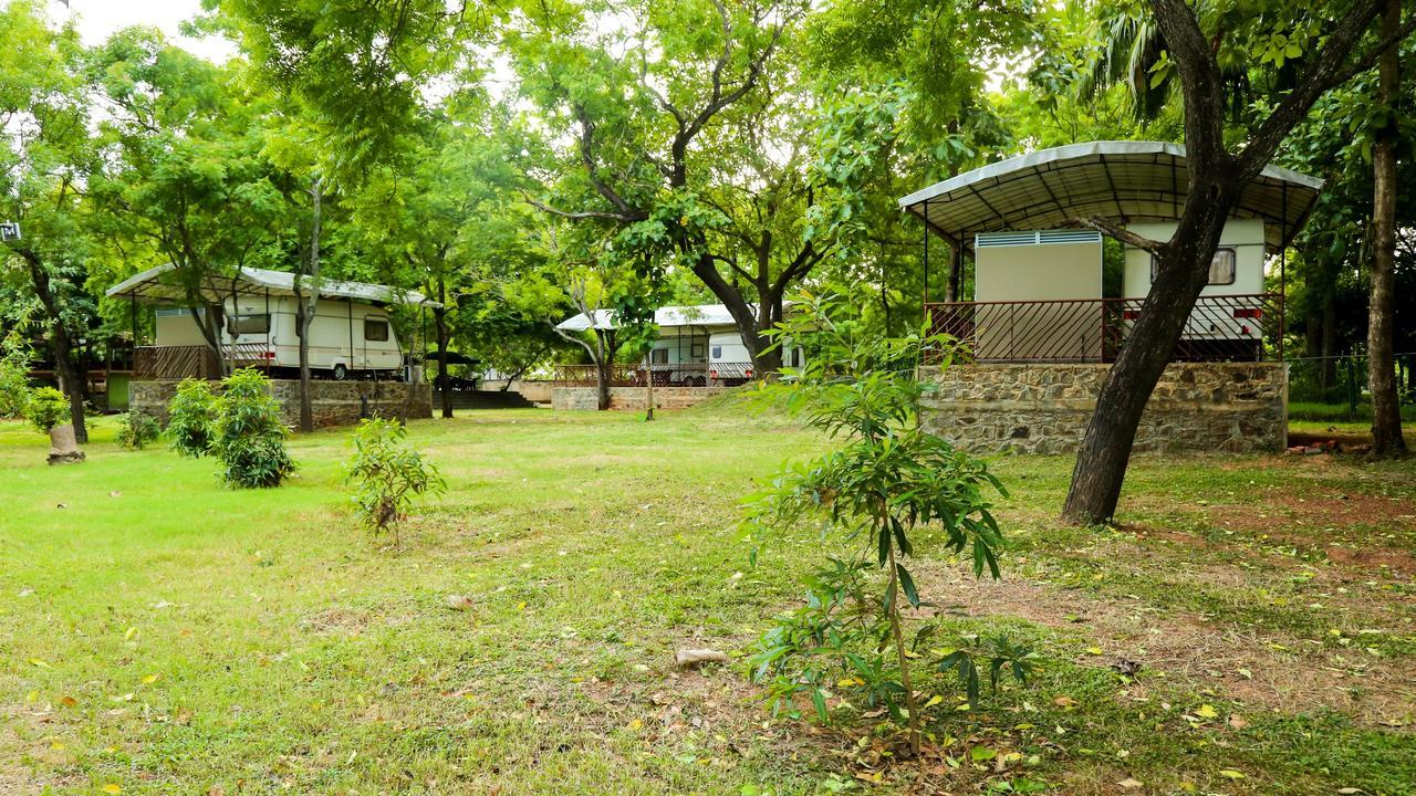 Malwathu Oya Caravan Park Bed and Breakfast Anuradhapura Exteriör bild